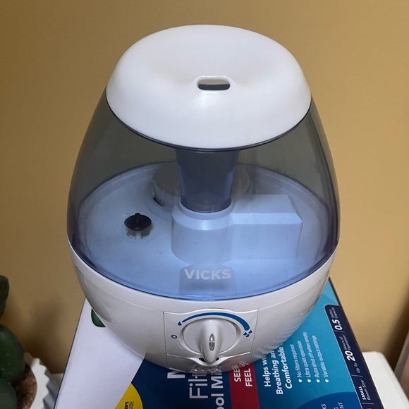 Vicks Cool Mist Humidifier 🩵💙 - Picture 2 of 7